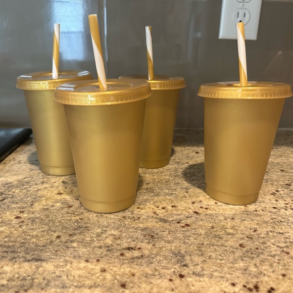 Target | 4 Reusable Plastic Stadium Cups with Lids and Straws | NWOT - Picture 1 of 3